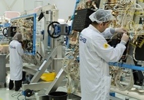 Travaux sur les faisceaux de câbles du satellite Galileo-FOC